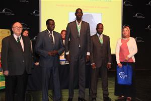 Remise des prix du Concours Léopold Sédar Senghor, de la Dictée PICADELF et de l’Art Oratoire : Prof. Albert Lourde, M. Alphonse Raphaël Ndiaye, M. Ibrahima Thiam, M. Amadou Ndiaye, avec la gagnante du deuxième prix de la traduction Marwa Ayman Abdel Aziz