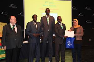 Remise des prix du Concours Léopold Sédar Senghor, de la Dictée PICADELF et de l’Art Oratoire : Prof. Albert Lourde, M. Alphonse Raphaël Ndiaye, M. Ibrahima Thiam, M. Amadou Ndiaye, avec la gagnante du premier prix de la traduction Sara Fawzi.