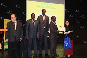 Remise des prix du Concours Léopold Sédar Senghor, de la Dictée PICADELF et de l’Art Oratoire : Prof. Albert Lourde, M. Alphonse Raphaël Ndiaye, M. Ibrahima Thiam, M. Amadou Ndiaye, avec la gagnantet du deuxième prix du résumé Marwa El Zeiny