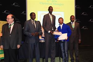 Remise des prix du Concours Léopold Sédar Senghor, de la Dictée PICADELF et de l’Art Oratoire : Prof. Albert Lourde, M. Alphonse Raphaël Ndiaye, M. Ibrahima Thiam, M. Amadou Ndiaye, avec le gagnant du premier prix du résumé Christian Elongue