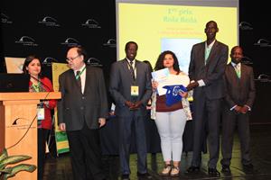 Remise des prix du Concours Léopold Sédar Senghor, de la Dictée PICADELF et de l’Art Oratoire : Dr Marwa El Sahn, Prof. Albert Lourde, M. Alphonse Raphaël Ndiaye, M. Ibrahima Thiam, M. Amadou Ndiaye, avec la gagnante du premier prix de l'oeuvre picturale Rola Réda