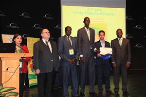 Remise des prix du Concours Léopold Sédar Senghor, de la Dictée PICADELF et de l’Art Oratoire : Dr Marwa El Sahn, Prof. Albert Lourde, M. Alphonse Raphaël Ndiaye, M. Ibrahima Thiam, M. Amadou Ndiaye, avec le gagnant du deuxième prix de l'oeuvre audiovisuelle Yéhia Mohamed Hassan