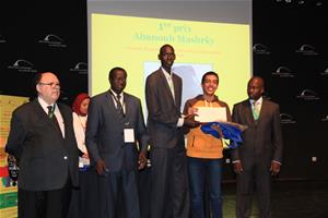 Remise des prix du Concours Léopold Sédar Senghor, de la Dictée PICADELF et de l’Art Oratoire : Prof. Albert Lourde, M. Alphonse Raphaël Ndiaye, M. Ibrahima Thiam, M. Amadou Ndiaye, avec le gagnant du premier prix de l'oeuvre audiovisuelle Abanoub Mashrky