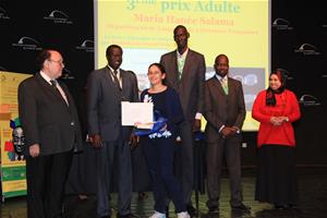 Remise des prix du Concours Léopold Sédar Senghor, de la Dictée PICADELF et de l’Art Oratoire : Prof. Albert Lourde, M. Alphonse Raphaël Ndiaye, M. Ibrahima Thiam, M. Amadou Ndiaye, Dr Rania Ezz El Arab avec la gagnante du troisième prix de la dictée PICADELF Marina Hanéé Salama