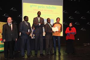 Remise des prix du Concours Léopold Sédar Senghor, de la Dictée PICADELF et de l’Art Oratoire : Prof. Albert Lourde, M. Alphonse Raphaël Ndiaye, M. Ibrahima Thiam, M.Amadou Ndiaye, Dr Rania Ezz El Arab avec le gagnant du deuxième prix de la dictée PICADELF Abanoub Mashrky