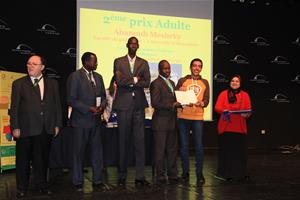 Remise des prix du Concours Léopold Sédar Senghor, de la Dictée PICADELF et de l’Art Oratoire : Prof. Albert Lourde, M. Alphonse Raphaël Ndiaye, M. Ibrahima Thiam, M. Amadou Ndiaye, Dr Rania Ezz El Arab avec le gagnant du deuxième prix de la dictée PICADELF Abanoub Mashrky