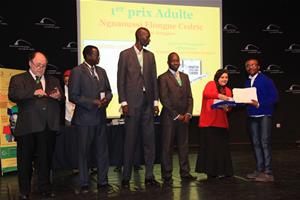 Remise des prix du Concours Léopold Sédar Senghor, de la Dictée PICADELF et de l’Art Oratoire : Prof. Albert Lourde, M. Alphonse Raphaël Ndiaye, M. Ibrahima Thiam, M. Amadou Ndiaye, Dr Rania Ezz El Arab avec le gagnant du premier prix de la dictée PICADELF Christian Elongue