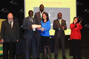 Remise des prix du Concours Léopold Sédar Senghor, de la Dictée PICADELF et de l’Art Oratoire : Prof. Albert Lourde, M. Alphonse Raphaël Ndiaye, M. Ibrahima Thiam, M. Amadou Ndiaye, Dr Rania Ezz El Arab avec la gagnante du troisième prix de la dictée PICADELF élève Omneya Kandil