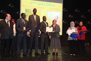 Remise des prix du Concours Léopold Sédar Senghor, de la Dictée PICADELF et de l’Art Oratoire : Prof. Albert Lourde, M. Alphonse Raphaël Ndiaye, M. Ibrahima Thiam, M. Amadou Ndiaye, Dr Rania Ezz El Arab avec la gagnante du deuxième prix de la dictée PICADELF élève Mariam Mohamed Hassan, Soeur wafaa Rached en recevant le prix de la gagnante du deuxième prix de la dictée PICADELF élève Julie Joseph