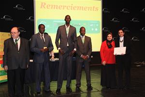 Remise des prix du Concours Léopold Sédar Senghor, de la Dictée PICADELF et de l’Art Oratoire : Prof. Albert Lourde, M. Alphonse Raphaël Ndiaye, M. Ibrahima Thiam, M. Amadou Ndiaye, Dr Rania Ezz El Arab avec la soeur du gagnant du concours de Marseille Mina Magued