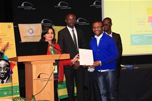 Dr Marwa El sahn en offrant une lettre de remercimement au jury Paul Katassoli, Stéphane N'guessan Kouadio, Christian Elongue