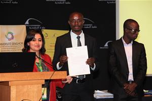 Dr Marwa El sahn en offrant une lettre de remercimement au jury