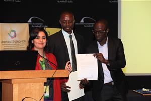 Dr Marwa El sahn en offrant une lettre de remercimement au jury