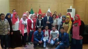 Le recteur de l’université de Banha Dr. Ali Shams Eldin et la directrice du CAF Dr. Marwa Elsahn avec les étudiants de l'université
