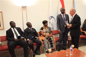 SEM Eugène ALLOU-ALLOU, Ambassadeur de la Côte d'Ivoire en Egypte avec M. Arnaud Ramière de Fortanier, inspecteur général des Archives de France et président de l'Association du Souvenir de Ferdinand de Lesseps et du Canal de Suez