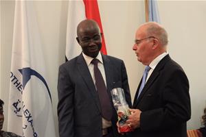 SEM Eugène ALLOU-ALLOU, Ambassadeur de la Côte d'Ivoire en Egypte avec M. Arnaud Ramière de Fortanier, inspecteur général des Archives de France et président de l'Association du Souvenir de Ferdiand de Lesseps et du Canal de Suez