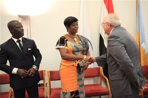 Dr Ismail Serageldin, directeur de la BA et Mme Eugène ALLOU-ALLOU, l’épouse de l’Ambassadeur de la Côte d’Ivoire en Egypte