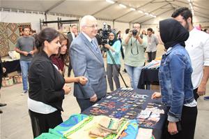 Tour dans l’exposition des produits artisanaux 