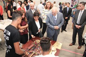 Tour dans l’exposition des produits artisanaux 