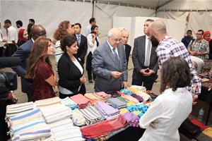 Tour dans l’exposition des produits artisanaux 