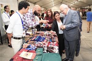 Tour dans l’exposition des produits artisanaux 