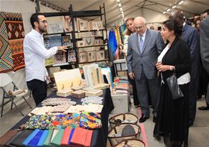 Tour dans l’exposition des produits artisanaux 