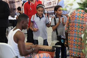 Les élèves avec les artistes ivoiriens 