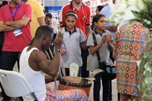 Les élèves avec les artistes ivoiriens