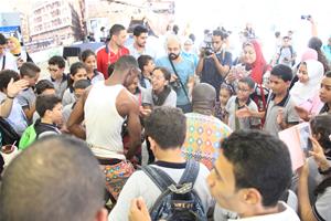 Le spectacle de la Côte d'Ivoire avec les élèves des écoles