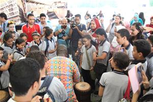 Le spectacle de la Côte d'Ivoire avec les élèves des écoles