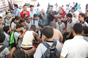 Le spectacle de la Côte d'Ivoire avec les élèves des écoles