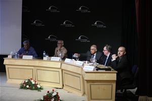 Les intervenants de la 3ème séance : L'écrivain Ibrahim Abdel Meguid, M. Medhat Metwalli, Professeur, Faculté des Beaux-Arts, Université d'Alexandrie, L'écrivain Robert Solé, M. Gilles Gauthier, Ambassadeur, Conseiller auprès du Président de l’Institut du Monde Arabe (IMA) et M. Frédéric Lagrange, Professeur, Université Paris-Sorbonne