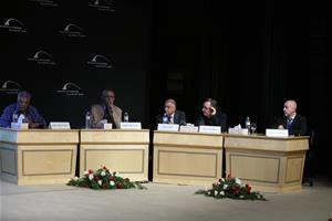 Les intervenants de la 3ème séance : L'écrivain Ibrahim Abdel Meguid, M. Medhat Metwalli, Professeur, Faculté des Beaux-Arts, Université d'Alexandrie, L'écrivain Robert Solé, M. Gilles Gauthier, Ambassadeur, Conseiller auprès du Président de l’Institut du Monde Arabe (IMA) et M. Frédéric Lagrange, Professeur, Université Paris-Sorbonne