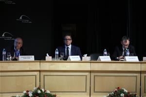 De gauche à droite : M. Arnaud Ramière De Fortanier, Inspecteur général des Archives de France et Président de l’Association du Souvenir de Ferdinand de Lesseps et du Canal de Suez, M. Khaled El Anani, Ministre égyptien des Antiquités et M. Laurent Bavay, Directeur de l’Institut Français de l’Archéologie Orientale (IFAO)