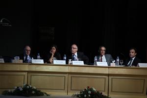 De gauche à droite : M. Albert Lourde, Recteur de l’Université Senghor, Dr Marwa El Sahn, Directrice du Centre d’Activités Francophones (CAF), M. Gérald Grunberg, Professeur associé à l’Université Senghor et Président du Comité français du programme de l’UNESCO « Mémoire du monde », M. Jean-François Fau, Directeur du Département Culture, l’Université Senghor et M. Mohamed Bouabdallah, Conseiller de coopération et d’action culturelle et Directeur de l’Institut Français d’Égypte