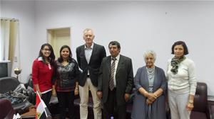 De gauche à droite : Fadwa Issa, Spécialiste au Centre d'Activités Francophones, Dr Marwa El Sahn, Directrice du Centre d’Activités Francophones (CAF) de la Bibliotheca Alexandrina (BA), M. Bruno Viard, Professeur de littérature française, Université d’Aix-Marseille, France, Dr Abdel Hamid Hussein, Doyen de la Faculté des Lettres, Université du Fayoum, Dr Gusine Gawdat, Professeur, Département de Langue et de Littérature Françaises, Faculté des Lettres, Université du Caire et Mme Michelle, l'épouse du Prof. Bruno Viard