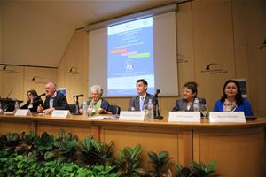 De gauche à droite : Dr Manal Khedr, Professeur adjointe de civilisation française, Département de Langue et de Littérature Françaises, Faculté des Lettres, Université du Caire, M. Bruno Viard, Professeur de littérature française, Université d’Aix-Marseille, France, Dr Gusine Gawdat, Professeur, Département de Langue et de Littérature Françaises, Faculté des Lettres, Université du Caire, M. Sébastien Lafragette, Directeur de l’Institut Français d’Egypte à Alexandrie, Dr Cha Mansour,  Professeur, Département de Langue et de Littérature Françaises, Faculté de Pédagogie, Université d’Alexandrie et Dr Marwa El Sahn, Directrice du Centre d’Activités Francophones (CAF) de la Bibliotheca Alexandrina (BA)   