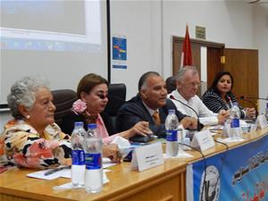 De gauche à droite : Dr Gusine Gawdat, Professeur, Département de Langue et de Littérature Françaises, Faculté des Lettres, Université du Caire, Dr Manal Khedr, Chef du Département de Langue et de Littérature Françaises, Faculté Al-Alson, Université du Canal de Suez, Dr Hassan Ragab, Doyen de la Faculté Al-Alson, Université du Canal de Suez, M. Bruno Viard, Professeur de littérature française, Université d’Aix-Marseille, France et Dr Marwa El Sahn, Directrice du Centre d’Activités Francophones (CAF) de la Bibliotheca Alexandrina (BA) 