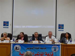 De gauche à droite : Dr Gusine Gawdat, Professeur, Département de Langue et de Littérature Françaises, Faculté des Lettres, Université du Caire, Dr Manal Khedr, Chef du Département de Langue et de Littérature Françaises, Faculté Al-Alson, Université du Canal de Suez, Dr Hassan Ragab, Doyen de la Faculté Al-Alson, Université du Canal de Suez, M. Bruno Viard, Professeur de littérature française, Université d’Aix-Marseille, France et Dr Marwa El Sahn, Directrice du Centre d’Activités Francophones (CAF) de la Bibliotheca Alexandrina (BA)