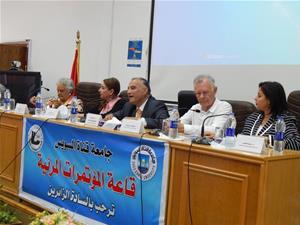 De gauche à droite : Dr Gusine Gawdat, Professeur, Département de Langue et de Littérature Françaises, Faculté des Lettres, Université du Caire, Dr Manal Khedr, Chef du Département de Langue et de Littérature Françaises, Faculté Al-Alson, Université du Canal de Suez, Dr Hassan Ragab, Doyen de la Faculté Al-Alson, Université du Canal de Suez, M. Bruno Viard, Professeur de littérature française, Université d’Aix-Marseille, France et Dr Marwa El Sahn, Directrice du Centre d’Activités Francophones (CAF) de la Bibliotheca Alexandrina (BA)