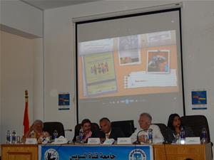 De gauche à droite : Dr Gusine Gawdat, Professeur, Département de Langue et de Littérature Françaises, Faculté des Lettres, Université du Caire, Dr Manal Khedr, Chef du Département de Langue et de Littérature Françaises, Faculté Al-Alson, Université du Canal de Suez, Dr Hassan Ragab, Doyen de la Faculté Al-Alson, Université du Canal de Suez, M. Bruno Viard, Professeur de littérature française, Université d’Aix-Marseille, France et Dr Marwa El Sahn, Directrice du Centre d’Activités Francophones (CAF) de la Bibliotheca Alexandrina (BA)