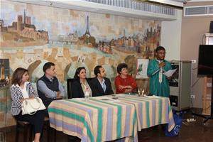 Le Lauréat du 1er prix dans la catégorie de l'œuvre écrite lit son œuvre en public