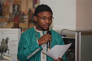 Le Lauréat du 1er prix dans la catégorie de l'œuvre écrite lit son œuvre en public