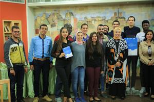 Photo de groupe avec Gaël Faye durant l'atelier « Twittérature #migration » à l’Hexagone de la Bibliotheca Alexandrina