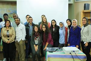 Photo de groupe avec Gaël Faye durant l'atelier « Twittérature #migration » à l’Hexagone de la Bibliotheca Alexandrina