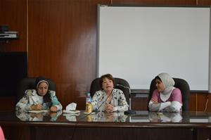 De gauche à froite : Dr Rim Hafez, Maître de conférences,  Filière des Langues Appliquées (FLA), Faculté des Lettres, Université d’Alexandrie, Mme. Hala Kodmani auteure franco-syrienne, journaliste au quotidien Libération et Dr Rania Ezz Al-Arab, chef du département de français de la faculté des lettres de l’Université d’Alexandrie à la Faculté des Lettres