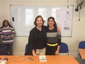 Mme. Teresa Cremisi, auteure française, ancienne directrice des éditions Flammarion avec une des étudiante de la Lycée français 
