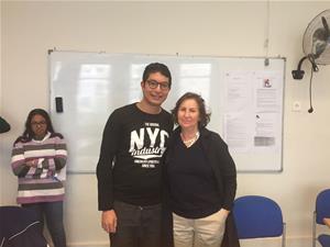 Mme. Teresa Cremisi, auteure française, ancienne directrice des éditions Flammarion avec un des étudiant de la Lycée français 