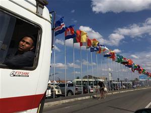 Sur la route du village de la Francophonie