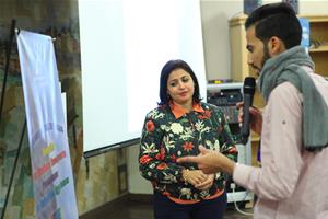 Dr Marwa El Sahn, la Directrice du Centre d’Activités Francophones avec un des participants de la FEFUE